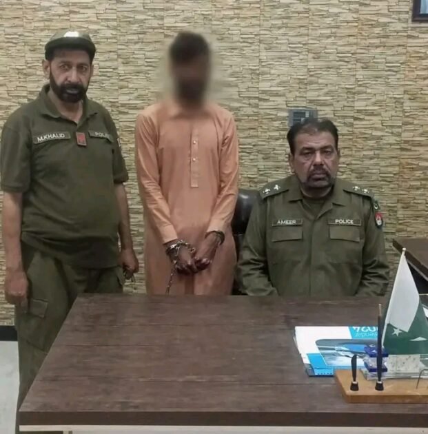 راولپنڈی( ایم فیروز جوئیہ راولپنڈی پولیس کی اہم کاروائی، اندھے قتل کا معاملہ حل، ملزم گرفتار نصیر آباد پولیس کو 03 روز قبل مصریال روڈ پر ٹرنک سے سربریدہ لاش ملی تھی، پولیس نے تفتیش کرتے ہوئے مقتول کے سالے کو شامل تفتیش کیا تو اس نے سفاکانہ قتل کا اعتراف کیا