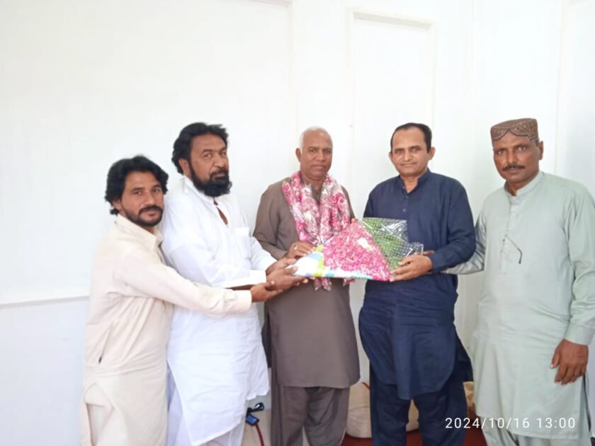 جہانیاں۔فرینڈز میڈیا گروپ کے وفد کی جنرل سیکرٹری پی۔ایف۔یو۔جے غفار قمر سے ملاقات۔ فرینڈز میڈیا گروپ کے صحافتی وفد نے پاکستان فیڈرل یونین آف جرنلسٹ کے نومنتخب جنرل سیکرٙری سے ملاقات کی۔ملاقات میں سرپرست اعلی چوہدری افتخار ڈھلوں۔صدر ملک ظفر اعوان۔آرگنائزر محمد عاشق رحمانی جنرل سیکرٹری محمد اقبال ملک۔ممبر ممتاز حسین جوئیہ موجود تھے۔اس موقع پہ نو منتخب جنرل سیکرٹری پی۔ایف۔یو۔جے تحصیل جہانیان غفار قمر کوجنرل سیکرٹری کا عہدہ سنبھالنے پہ مبارکباد پیش کی اور نیک تمناوں کا اظہار کیا