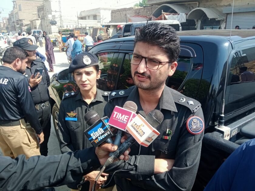 لاڑکانہ(بیورو رپورٹ) کریکر دھماکہ معاملہ اطلاع ملتے ہی ایس ایس پی لاڑکانہ میر روحل خان کھوسو بنادیر جائے وقوعہ پر پہنچ گئےبھاری نفری سمیت بم ڈسپوزل اسکواڈ کو طلب کرلیا گیا