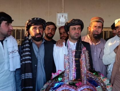 قعلہ عبداللہ (عبدالھادی کلی پیرعلیزئی میں ملک نور اللہ پیرعلیزئی کی شادی کے تقریب میں قائد نوجوانان حمیداللہ خان کاکڑ پاکستان تحریک انصاف کے صوبائی رہنما زیڈ کے ذاکر خان ترین ملک غلام حیدر پیرعلیزئی ایجوکیشن آفیسر سید محمد امین آغا ڈپٹی ایجوکیشن آفیسر عبدالمنان اچکزئی سوشل ویلفیئر آفیسر خلیل خان اچکزئی یونیسیف آفیسر جمیل کاکڑ ماسٹر عطاء اللہ کاکڑ ماسٹر محمد نسیم خان انجینئر منظور خان کاکڑ اظہار خان کاکڑ سید دلوجان آغا فرحان خان کاکڑ جہانگیر خان ودیگر علاقے کے قبائلی عمائدین نوجوانان شریک ہیں