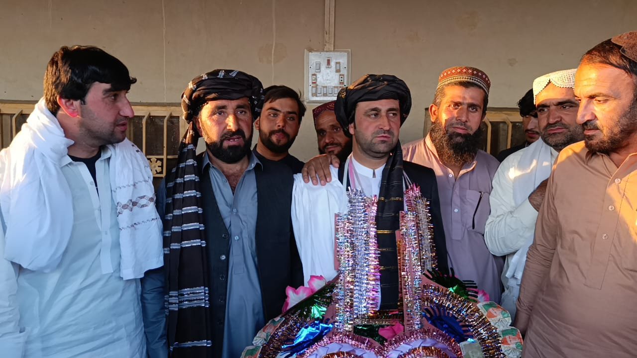 قعلہ عبداللہ (عبدالھادی کلی پیرعلیزئی میں ملک نور اللہ پیرعلیزئی کی شادی کے تقریب میں قائد نوجوانان حمیداللہ خان کاکڑ پاکستان تحریک انصاف کے صوبائی رہنما زیڈ کے ذاکر خان ترین ملک غلام حیدر پیرعلیزئی ایجوکیشن آفیسر سید محمد امین آغا ڈپٹی ایجوکیشن آفیسر عبدالمنان اچکزئی سوشل ویلفیئر آفیسر خلیل خان اچکزئی یونیسیف آفیسر جمیل کاکڑ ماسٹر عطاء اللہ کاکڑ ماسٹر محمد نسیم خان انجینئر منظور خان کاکڑ اظہار خان کاکڑ سید دلوجان آغا فرحان خان کاکڑ جہانگیر خان ودیگر علاقے کے قبائلی عمائدین نوجوانان شریک ہیں