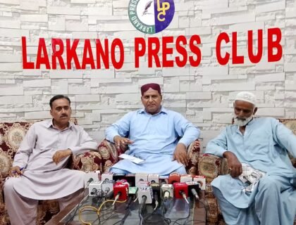 لاڑکانہ (بیورو رپورٹ لاڑکانہ کے قریب مبینہ ڈکیتی کے دوران مسلح افراد کے ہاتھوں سے قتل ہونے والے گاؤں کنڈیرو مغیری کے محنت کش اصغر مغیری کے بھائی جان محمد مغیری اپنے کزن ممتاز، معشوق، نذر علی مغیری لاڑکانہ پریس کلب میں پریس کانفرنس