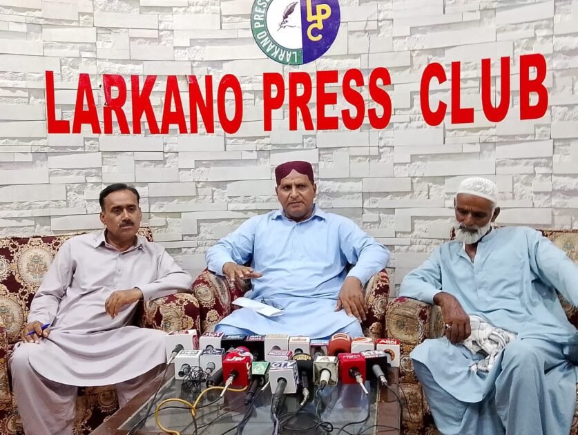 لاڑکانہ (بیورو رپورٹ لاڑکانہ کے قریب مبینہ ڈکیتی کے دوران مسلح افراد کے ہاتھوں سے قتل ہونے والے گاؤں کنڈیرو مغیری کے محنت کش اصغر مغیری کے بھائی جان محمد مغیری اپنے کزن ممتاز، معشوق، نذر علی مغیری لاڑکانہ پریس کلب میں پریس کانفرنس