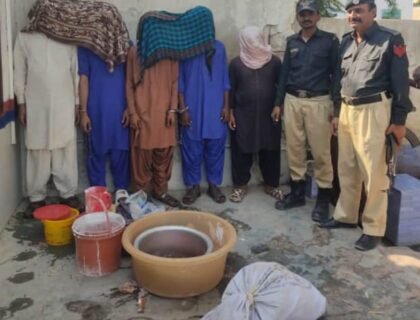 ٹھٹھہ(زوھیب شیخ آئی جی سندھ غلام نبی میمن اور ڈی آئی جی پی حیدرآباد رینج طارق رزاق دہاریجو کی ہدایات کی روشنی میں ایس ایس پی ٹھٹہ ڈاکٹر محمد عمران خان کے احکامات پر ٹھٹہ پولیس کا منشیات، جرائم پیشہ عناصر، عادی مجرمان، گٹکا، مین پڑی روپوش و اشتہاری ملزمان کے خلاف کریک ڈاؤن جاری