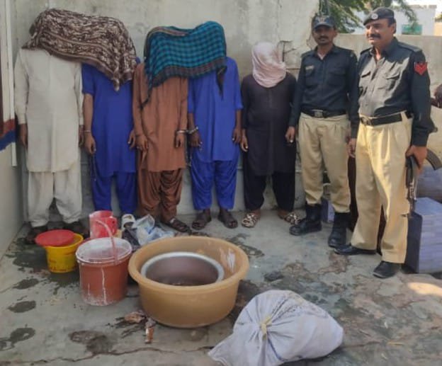 ٹھٹھہ(زوھیب شیخ آئی جی سندھ غلام نبی میمن اور ڈی آئی جی پی حیدرآباد رینج طارق رزاق دہاریجو کی ہدایات کی روشنی میں ایس ایس پی ٹھٹہ ڈاکٹر محمد عمران خان کے احکامات پر ٹھٹہ پولیس کا منشیات، جرائم پیشہ عناصر، عادی مجرمان، گٹکا، مین پڑی روپوش و اشتہاری ملزمان کے خلاف کریک ڈاؤن جاری