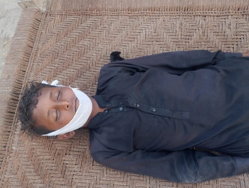 سکرنڈ)علی بھار ملاح چاردن قبل گائوں چوہدری شاہنواز میں بی دردی ۔ سے قتل ہونے والا 16سالہ بلاول بیٹا گل حسن سولنگی کا قاتل اپنا مامو نکلا پولیس نے رضوان سولنگی کو گرفتار لیا ہے جبکے معصوم بلاول کے ماموں نے بتایا کے میں نے بلاول کو رسی میں باندھ کر بے دردی سے قتل کیا ہے