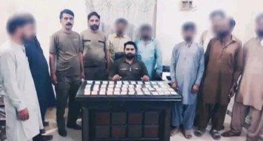 ملتان)میاں فہد شہزاد ملتان پولیس تھانہ الپہ نے کارروائی کرتے ہوئے 11 جواری گرفتار کر کے جواء پر لگی 15ہزار روپے رقم برآمد کر لی ۔ مقدمہ درج