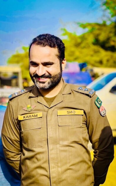 ڈیرہ غازی خان نوجوان پولیس افسر کرم الٰہی sho تھانہ صدر تونسہ کا چوروں و ڈکیتیوں اور کریمنلز کے خلاف اعلان جنگ ۔۔ بدنام زمانہ ڈکیت نورا ملغانی اور ادریس چھتوانی کے بعد امین سنجرانی سکنہ بستی بوہڑ کا بھی جرم کی دنیا چھوڑ کر توبہ تائب ہونے کا اعلان جس کا عوام الناس اور پولیس خیر مقدم کرتی ہے ۔ آج سے تین ماہ قبل کرم الٰہی بطور sho تھانہ صدر تونسہ تعینات ہؤا اس دوران تین ڈکیتیوں کا بر حلف قرآن توبہ تائب ہونے کا اعلان ۔4 ڈکیٹ بعد پولیس مقابلہ ہسپتال میں زیر اعلاج ہیں اکثر جیل پہنچ چکے ہیں جبکہ کافی تعداد میں چور ڈکیت علاقہ بدر ہو چکے ہیں جنکو بھی توبہ تائب ہونے کا مشورہ دیا گیا ہے علاقے معززین اور شرفاء نے کرم الٰہی SHO کی کرائم فائٹنگ پالیسی کو خوب سراہا ہے