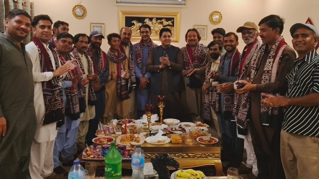 سانگھڑ ) غلام قادر کہیری ملک بھر کی طرح سانگھڑ میں بھی بسنے والے ہندو اپنا مزہبی تہوار دیوالی عقیدت و احترام کے ساتھ منا رہے ہیں تفصیلات کے مطابق سانگھڑ میں دیوالی کی تقریب کا انعقادراجیش کمار ہرسادانی کی جانب سے ہرسادانی ہاؤس سانگھڑ پر کیا گیا جس میں نیشنل پریس کلب کے صدر غلام مصطفی ترین کی سربراہی میں نیشنل پریس کلب کی ٹیم سمیت شہر کے سیاسی سماجی اور تاجر برادری کے افراد نے بڑی تعداد میں شرکت کی