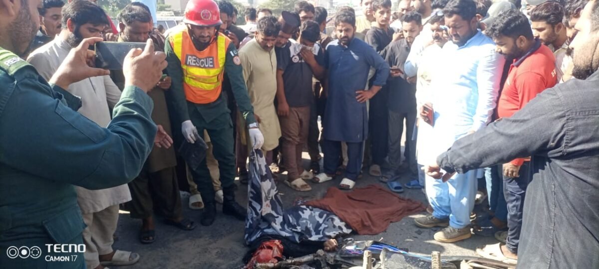 سیالکوٹ ( حافظ ریحان ڈسکہ کالج روڈ پر سڑک کراس کرتے ہوئے 13 سالہ بچہ ڈمپر تلے کچلنے سے جان کی بازی ہار گیا ، دوسرے واقعہ میں ڈسکہ روڈ باقر پور سٹاپ ٹائی راڈ کھلنے سے بس الٹ گئی ،